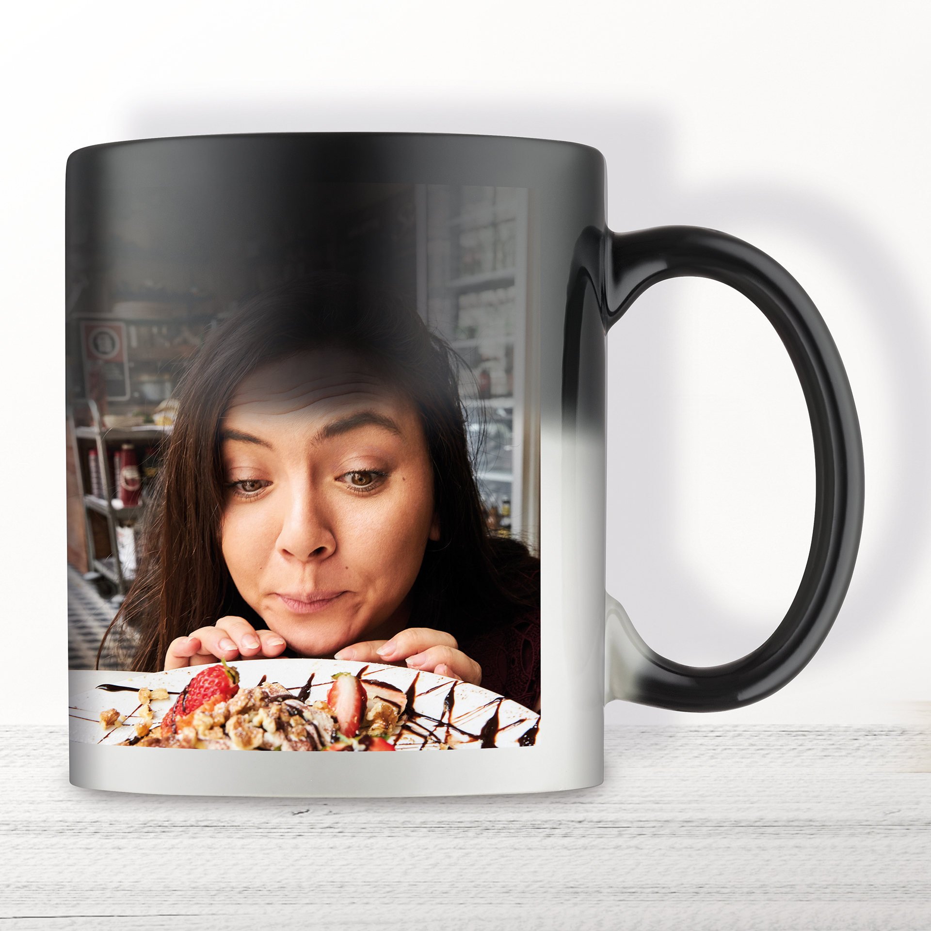 Zaubertasse Panorama mit personalisiertem Motiv – beeindruckender Effekt bei heißem Getränk, Foto erscheint bei Wärme.